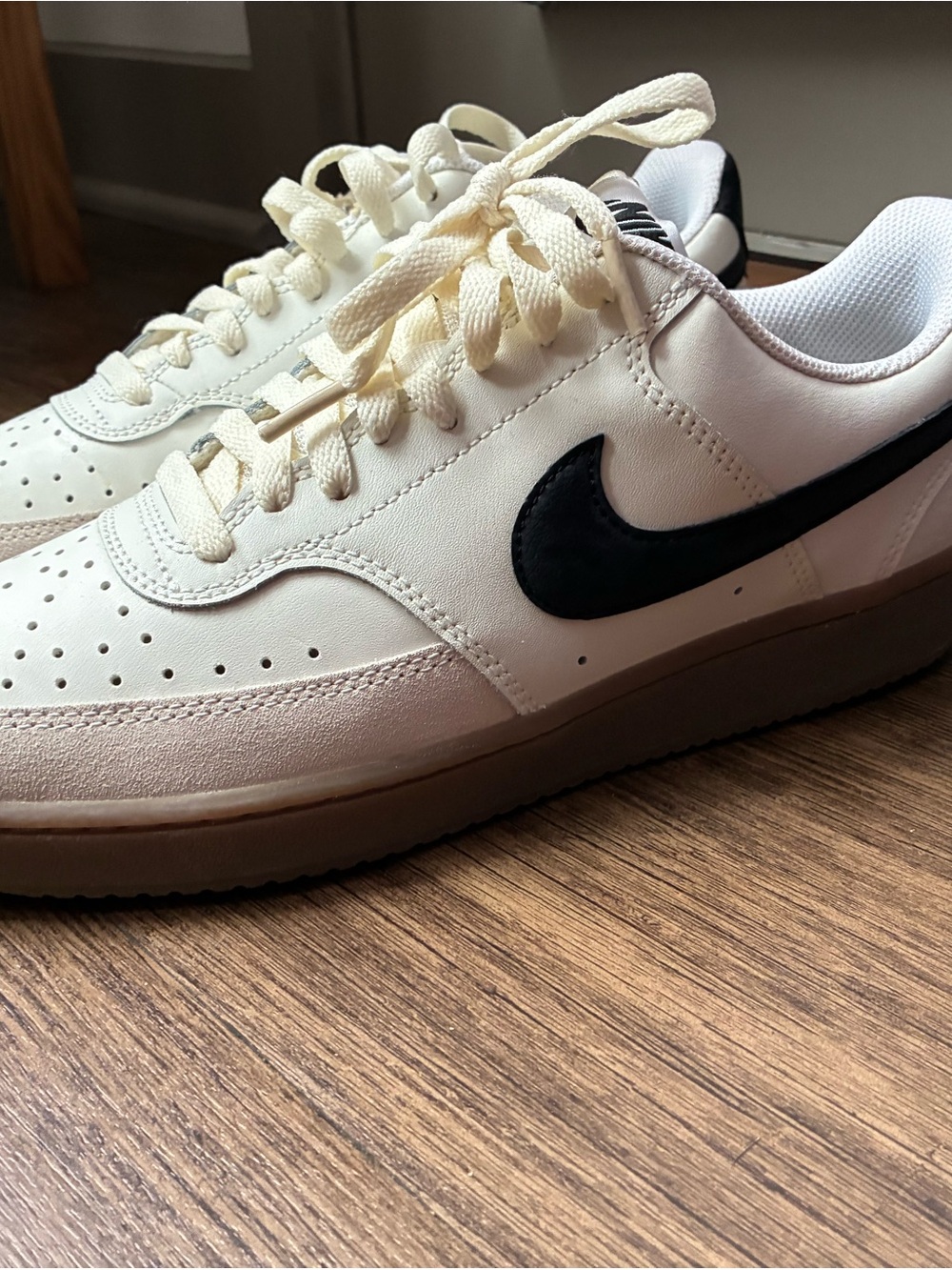 Nike Men’s Cream Low-Top Sneakers with Black Swoosh